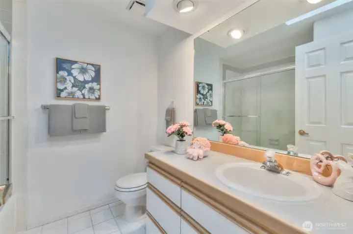 A full upstairs hall bathroom.
