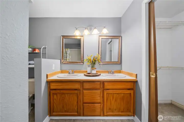 Double sink for the primary bath.