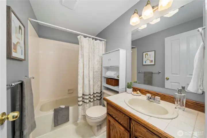2nd floor full bathroom.