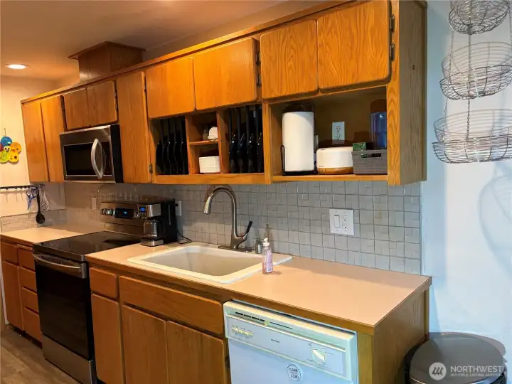 Efficient kitchen setup for easy cooking & cleanup