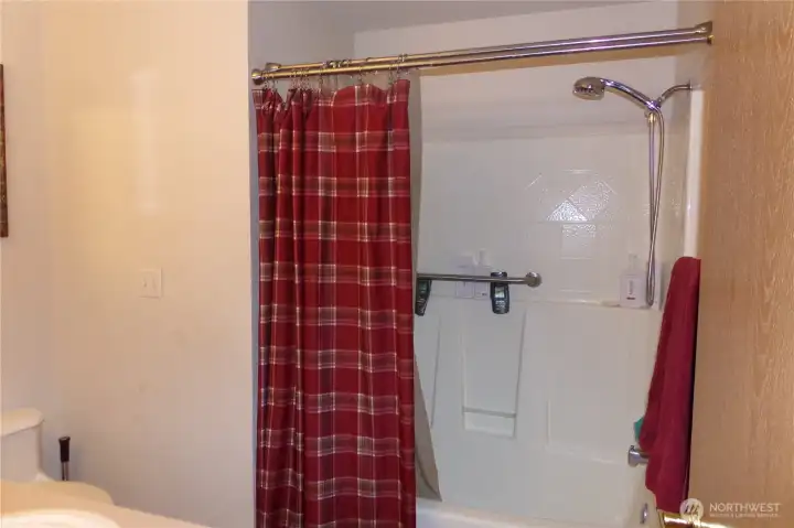 2nd Full tub/shower