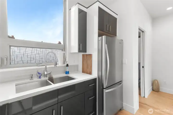 The sink window allows so much light into this room!