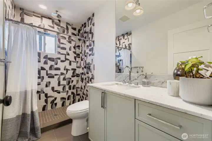 Level 4 shower & bathroom