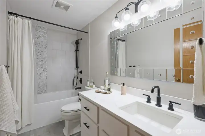 Full bath off main hallway, upper level.