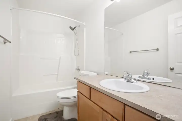 Upstairs full bathroom.