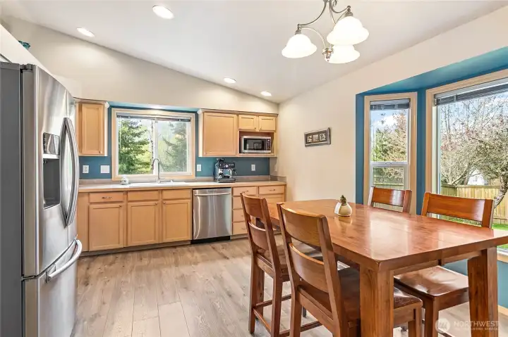 Open & airy kitchen with eating area