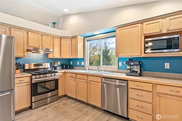 Open & airy kitchen with eating area