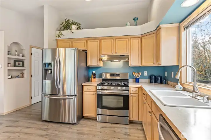 Open & airy kitchen with eating area