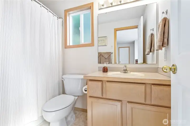 Primary en suite bathroom