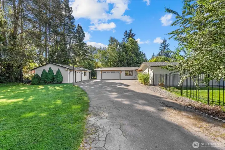 Large fully fenced lot with lots of parking