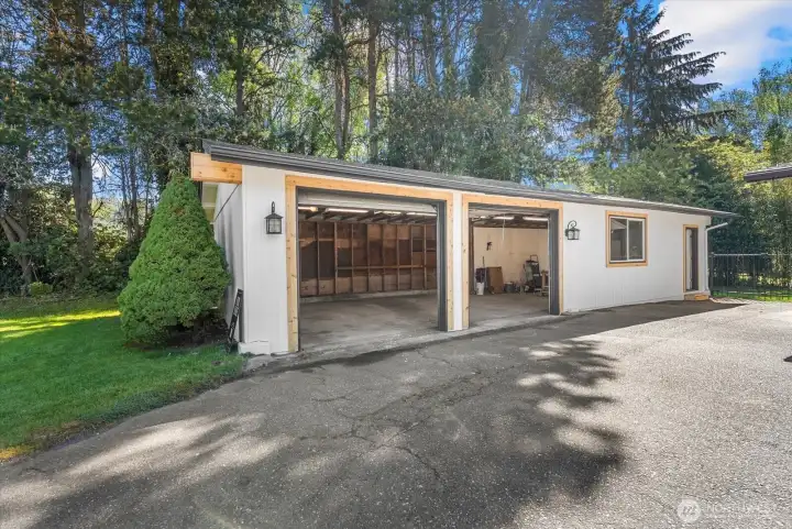 49' x 20' 896sq ft detached shop with power