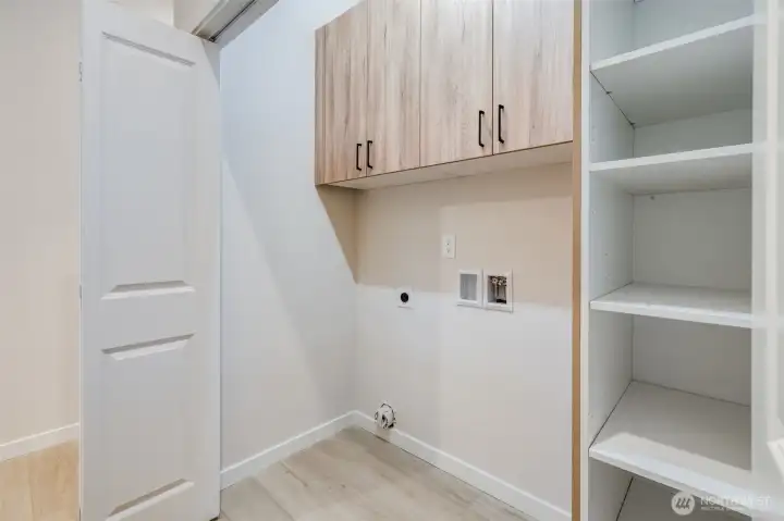 Pantry+Washer/Dryer Pantry+Washer/Dryer