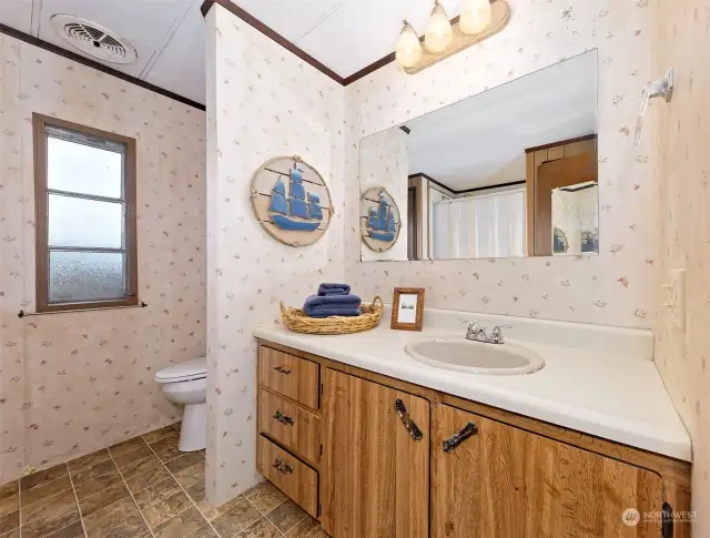 Main bedroom en suite bathroom.