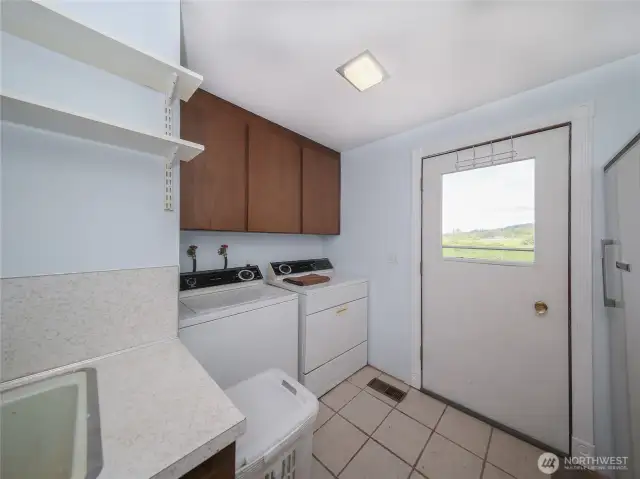 Laundry room with wet sink