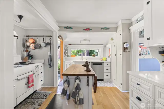 Perfect for cooking or gathering this kitchen feels effortlessly inviting and beautifully modern.