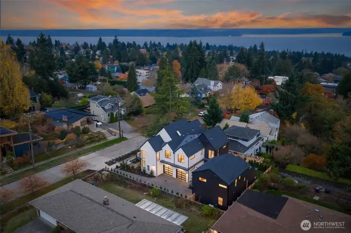 Centrally located in Gatewood, close to parks, schools, local restaurants and bars.