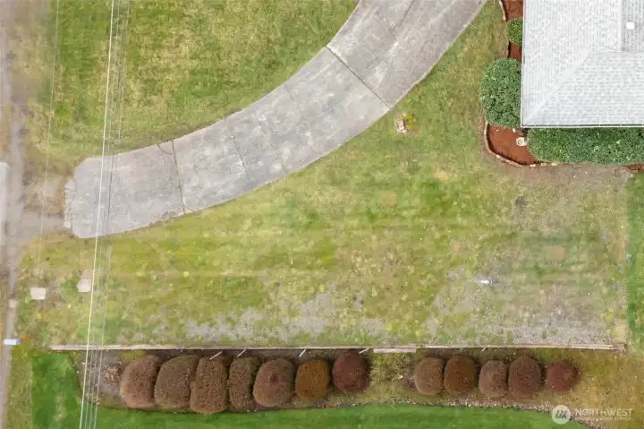 Closeup of additional parking on the right side of driveway