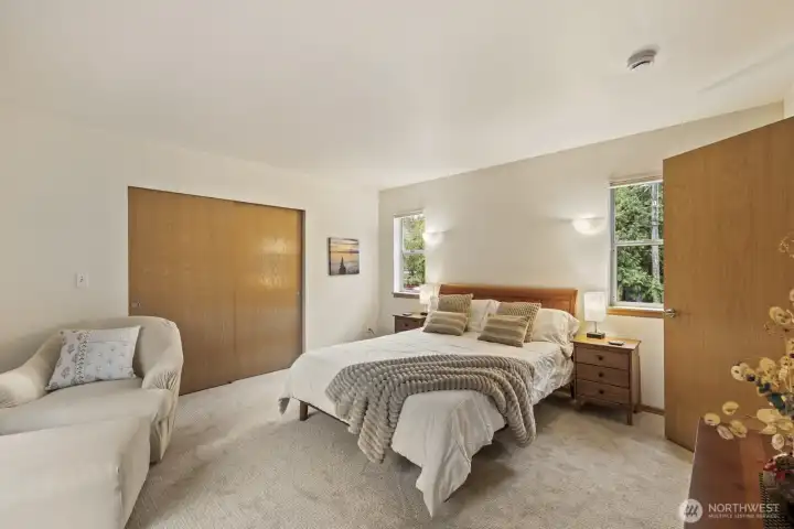 All your stresses and troubles fall away in this relaxing primary suite, with windows looking out to towering trees and lush gardens below.