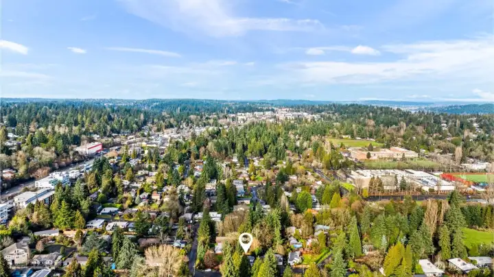 Northgate shopping, Wedgwood restaurants or lake views from Matthews Beach are all just a short drive away.