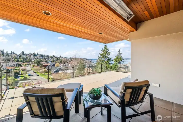 Extend the season of outdoor entertaining. A sleek, integrated ceiling bar heater ensures this sophisticated patio remains a cozy oasis, perfect for enjoying twilight views even as the evening air cools.