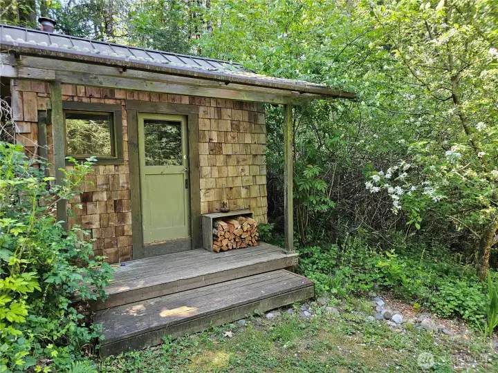 The second cabin is located nearby.