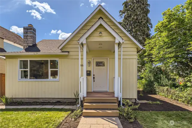Excellent location!  Beautifully updated 1902 charmer near downtown Snohomish.  A few blocks to the new Averill Playground, Library, Aquatic Center, Centennial Trail, Shops, Restaurants, Boys and Girls Club, Indoor Soccer and so much more.  Easy access to Hwy 9 and US-2.