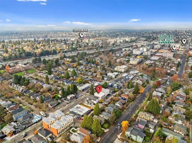 5 minute walk to Whole Foods, Bartell Drugs, Mud Bay, UPS Store, Portage Bay Cafe, Starbucks and more! Plus the Roosevelt Light Rail Station!  5 minute drive or 15 minute jog to Greenlake