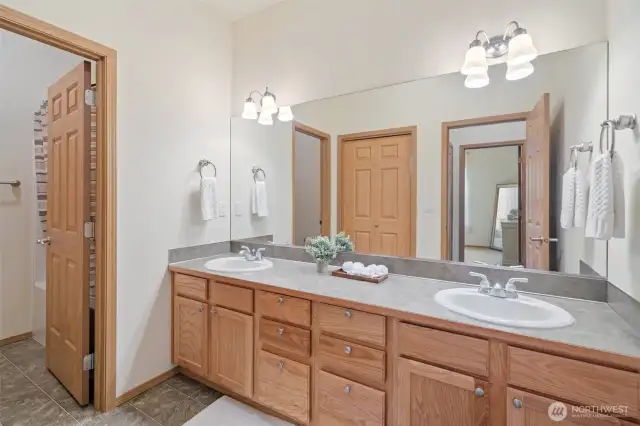 Full guest bathroom.