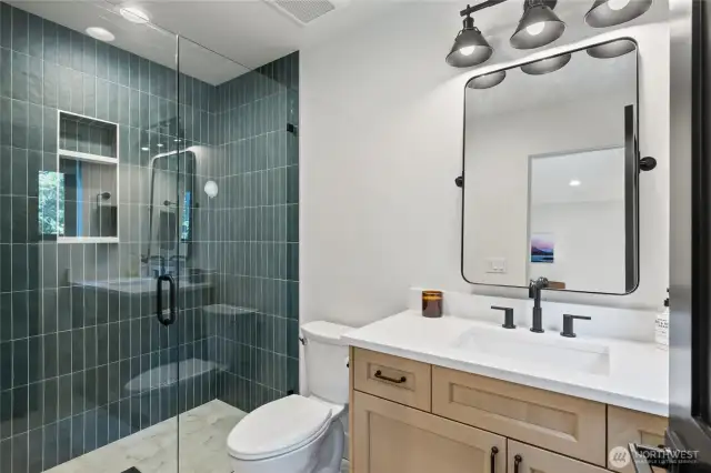 Upstairs ensuite bathroom