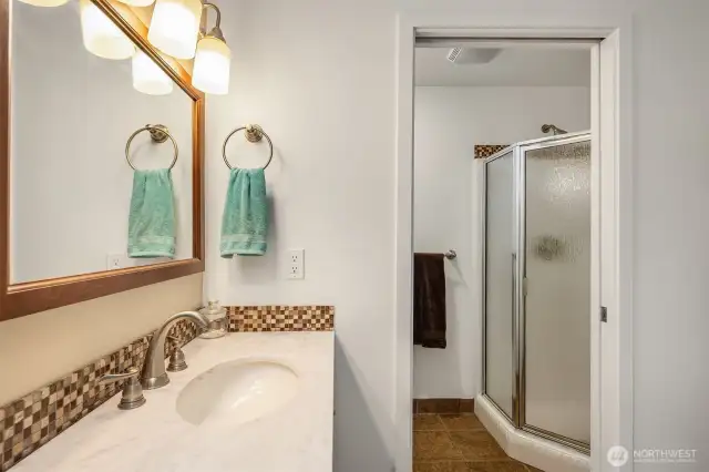 3/4 attached bath off primary