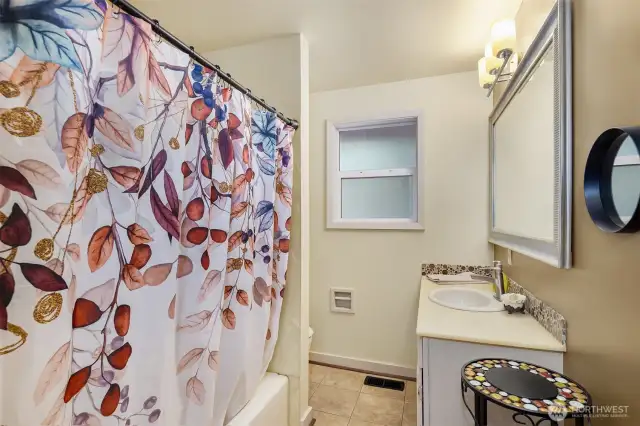 Full bathroom in hallway