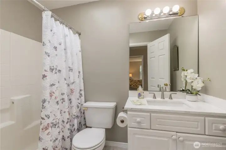 Full hall bath upstairs
