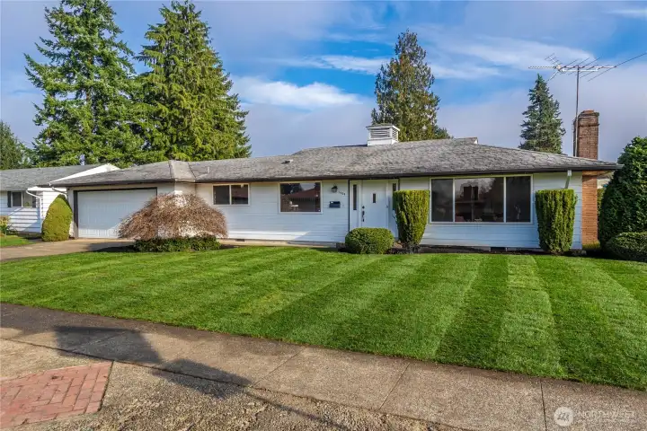 Beautifully maintained 3 bed, 1.5 bath rambler on 0.28 acres is ready for its next adventure!