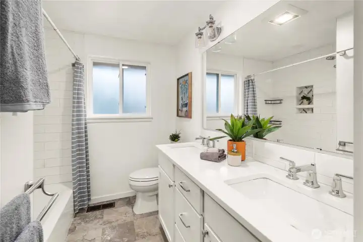 Main hallway full bathroom