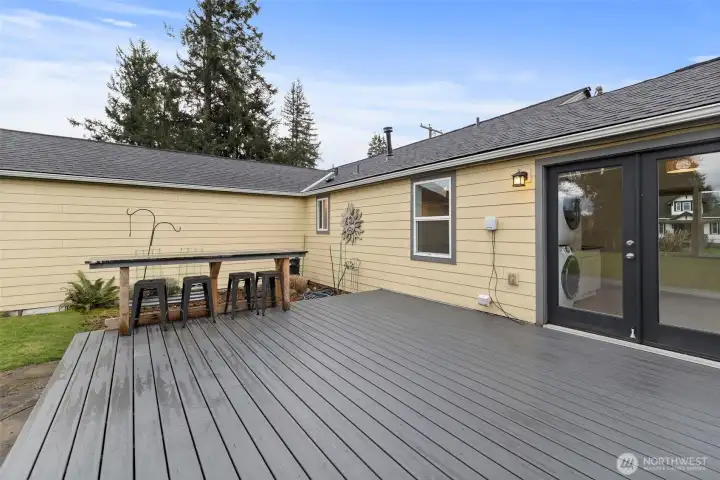 Easy-care Trex deck and a fun bar-top; great place to relax morning and night