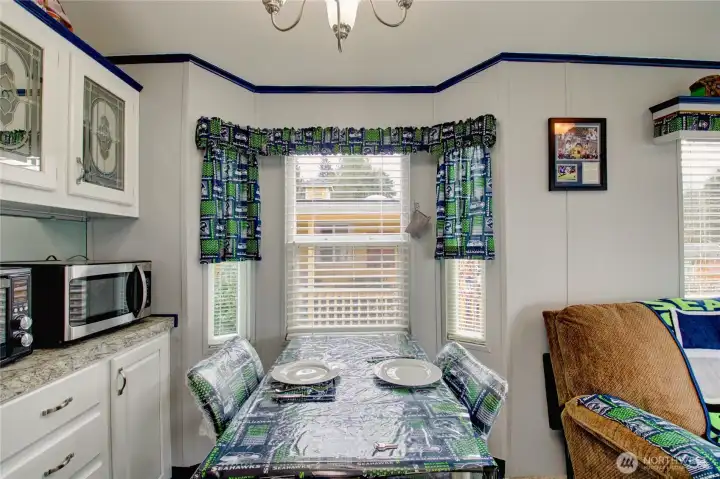 Eat in kitchen/dining area