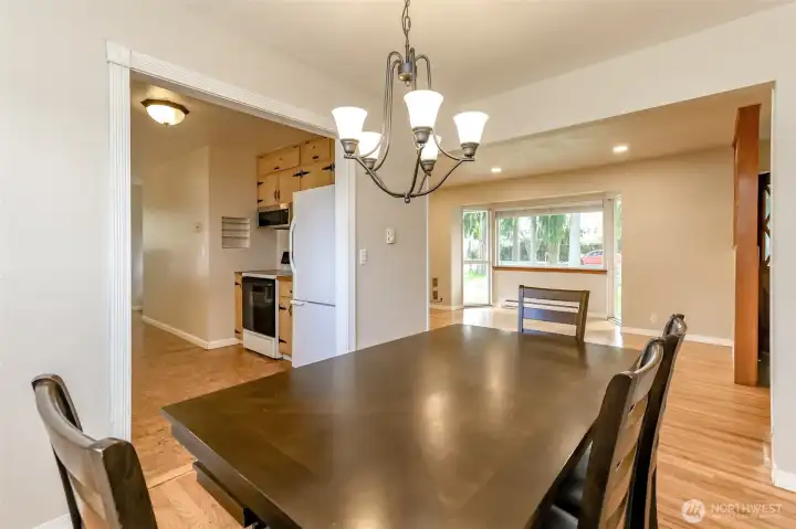 Nice big entrance from kitchen to dining room... sit and still be able to visit with the cook!