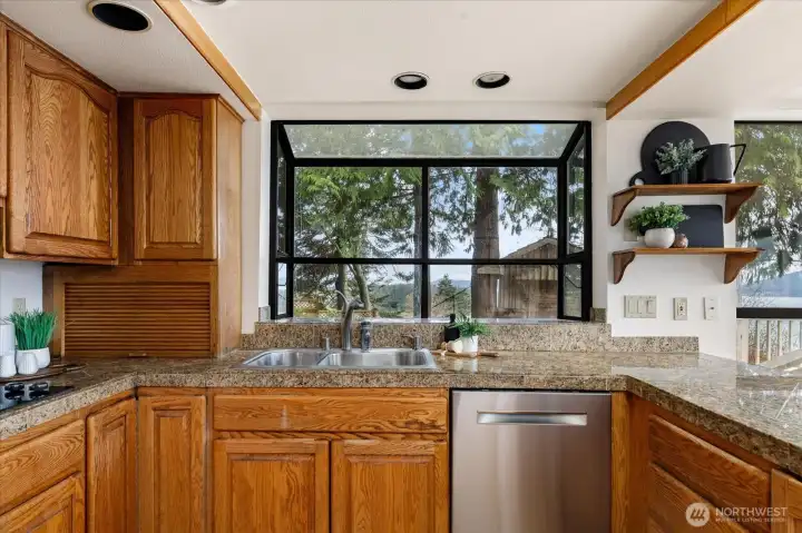 Kitchen with plenty of storage - granite countertops