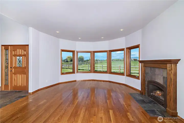 Livingroom w/fireplace