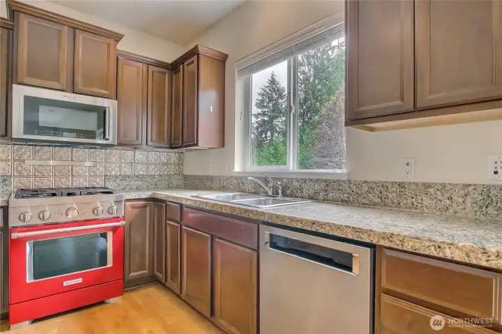 Stainless steel appliances. Upgraded free standing commercial style gas range. Stainless steel appliances. Upgraded free standing commercial style gas range.