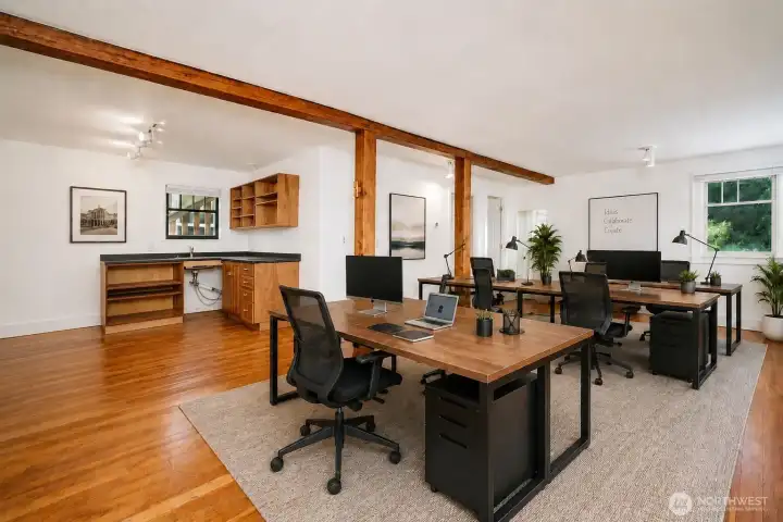 Virtual Staging...Or use it as office space for the 2 connected studio/workshops. Virtual Staging...Or use it as office space for the 2 connected studio/workshops.