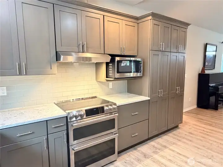 The end cabinet has all the pull out shelving and great space. The end cabinet has all the pull out shelving and great space.