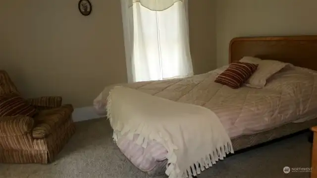 Queen bed w bath upstairs
