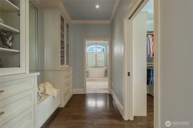Primary En-suite with Dressing area built-ins, Walk-in Closet & Tiled Bath