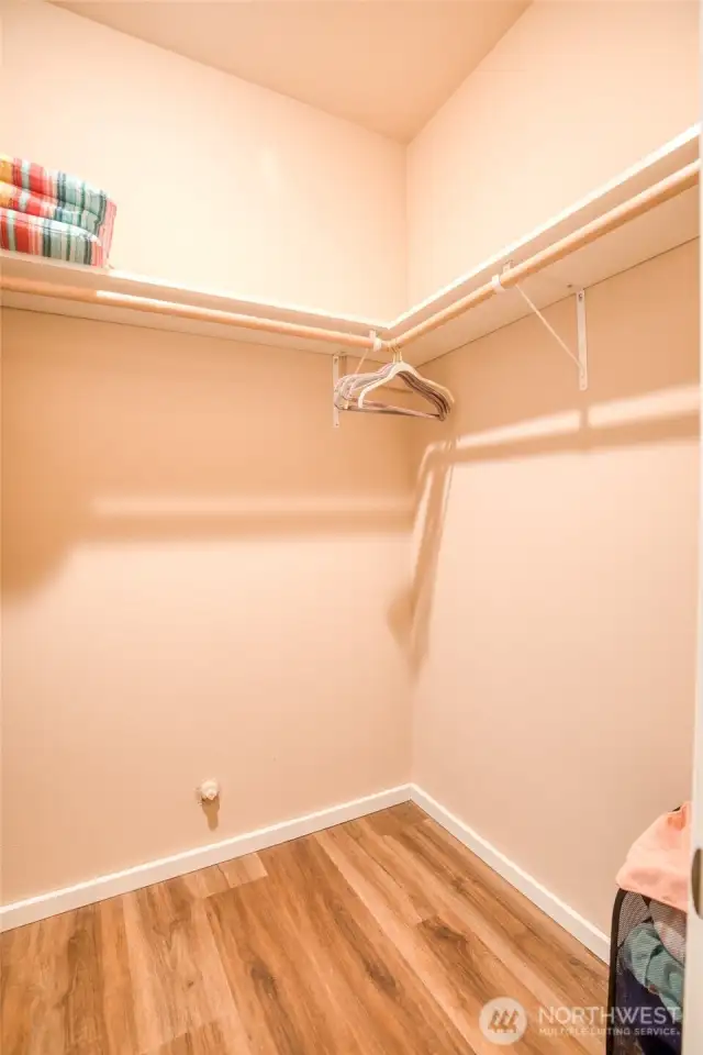 Primary also has a walk in closet.