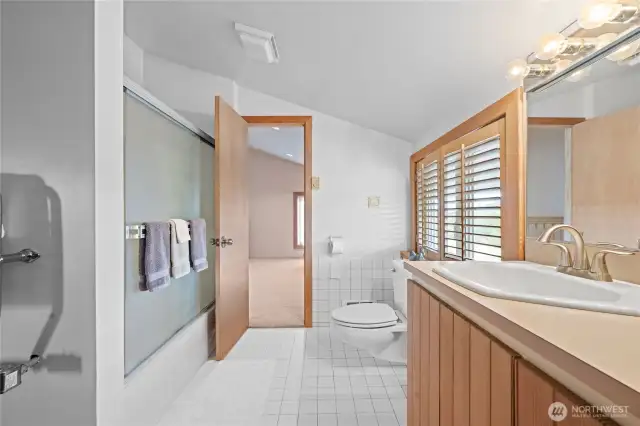 Third floor full bathroom