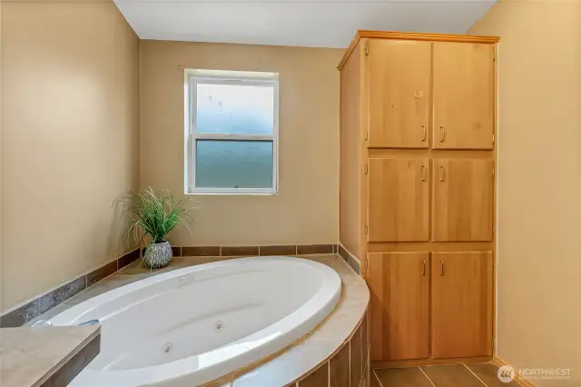 Primary bath w/jacuzzi tub