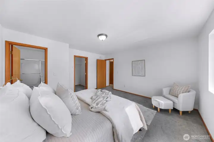 Primary has en-suite Bathroom and walk-in Closet