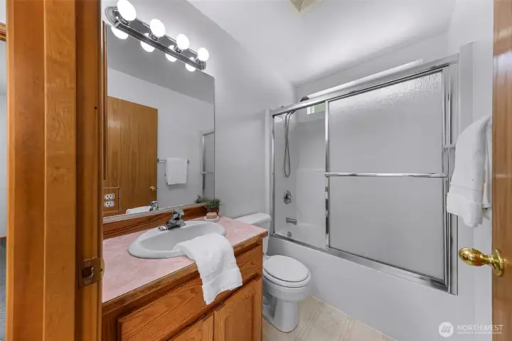Secondary Bathroom with tub/shower