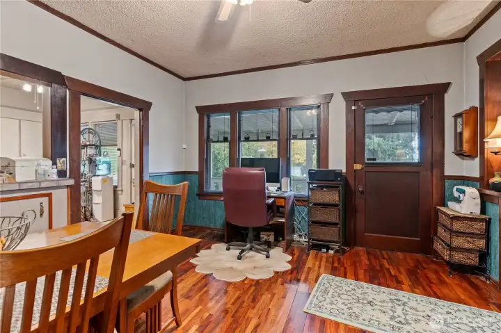 Eating space between kitchen and living room